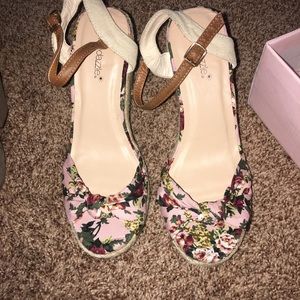 Shoe dazzle wedges nwt just bent straps from box